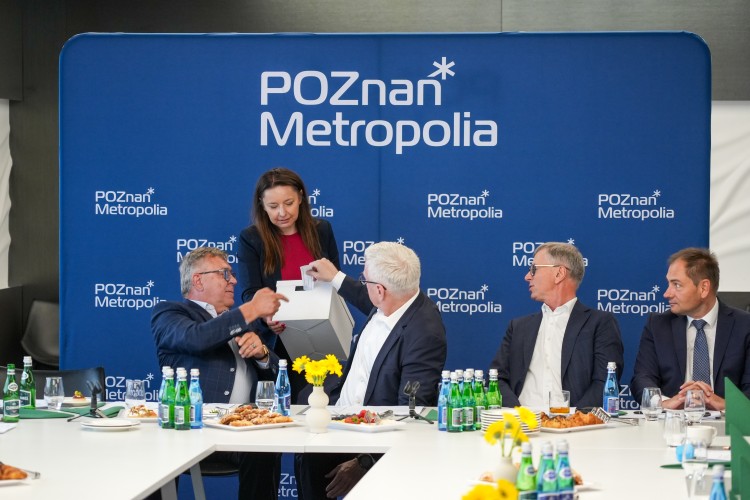 Zdjęcie przedstawia kilku włodarzy wrzucających głos do urny.