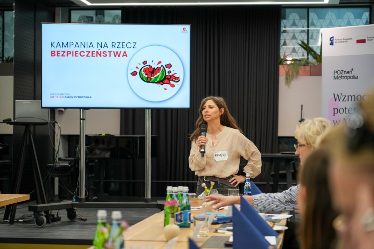 Zdjęcie przedstawia prezentującą kobietę.