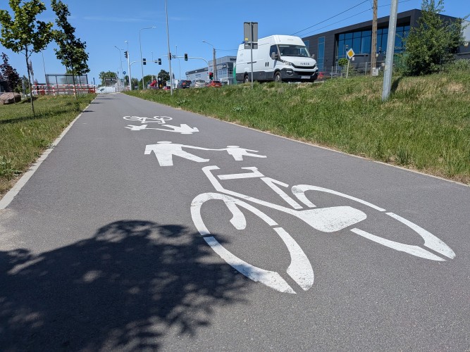 Zdjęcie przedstawiające ścieżkę rowerową oraz dla pieszych