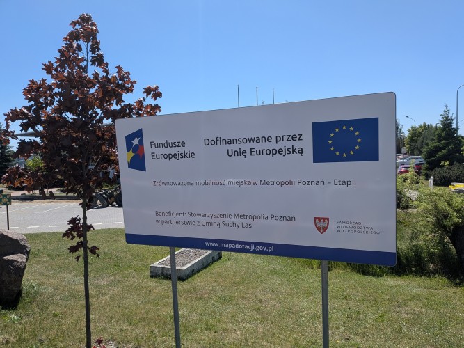 Tablica informacyjna o dofinansowaniu projektu z funduszy europejskich.