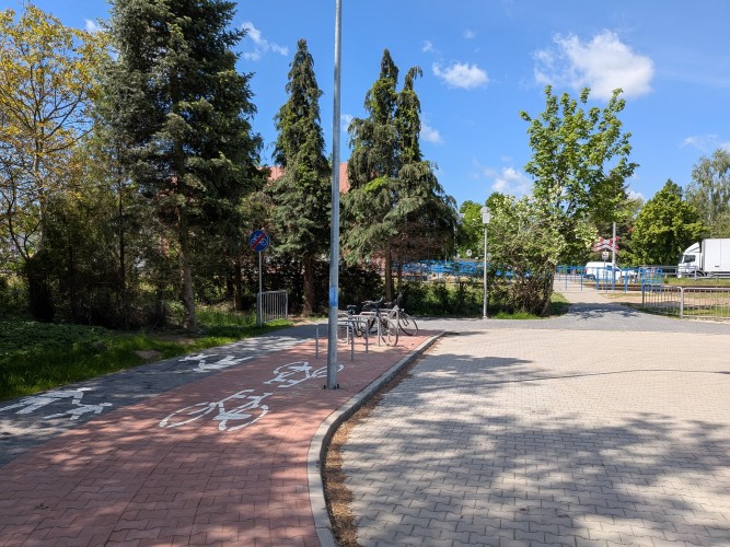 Zdjęcie przedstawiające parking dla rowerów.