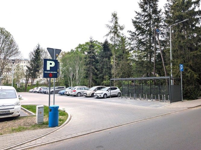 Zdjęcie przedstawiające wjazd parkingowy.