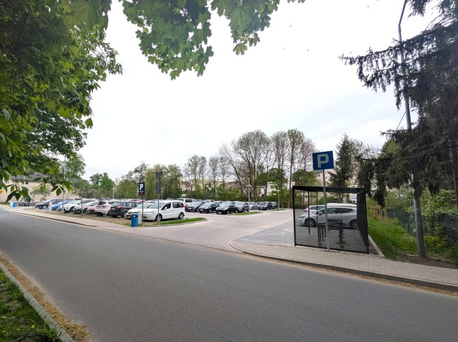Zdjęcie przedstawiające wjazd parkingowy.