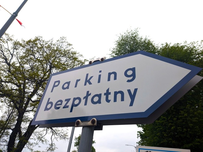 Znak przedstawiający znak pionowy informujący o bezpłatnym parkingu.