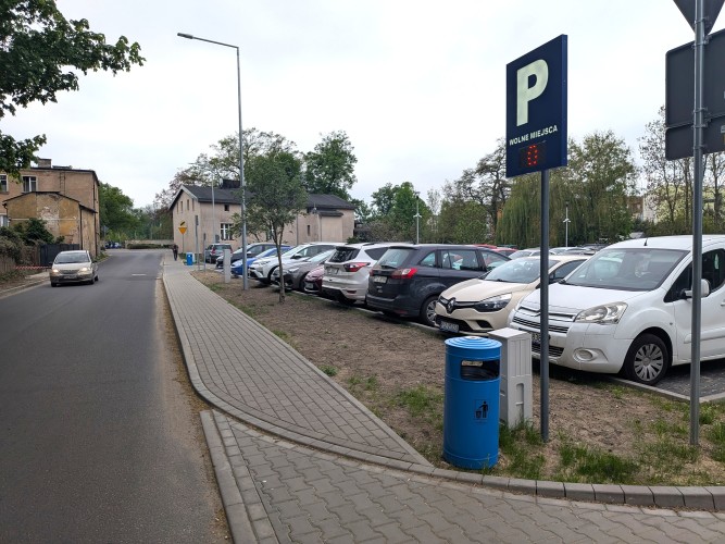 Zdjęcie przedstawiające fragment parkingu samochdowego.