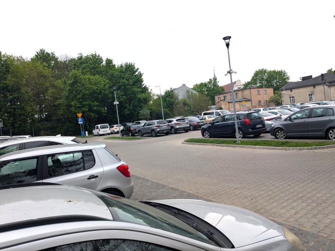 Zdjęcie przedstawiające fragment parkingu.