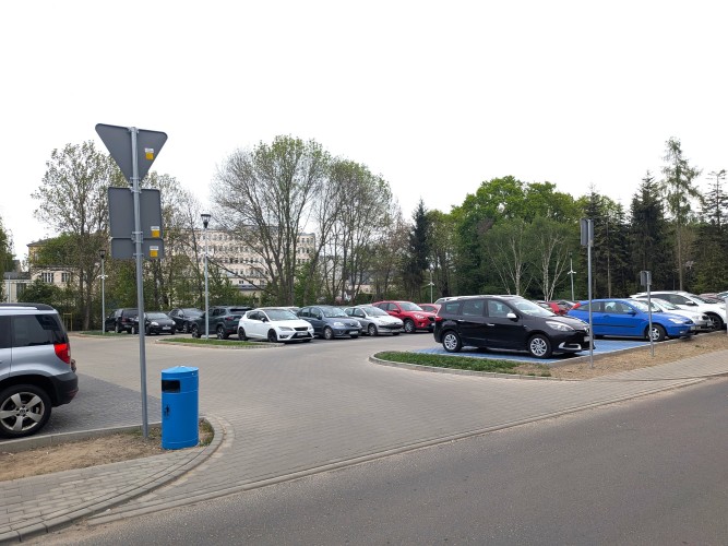 Zdjęcie przedstawiające wyjazd z parkingu samochodwowego.