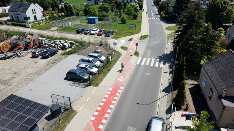 Zdjęcie z dronu przedstawiające fragment ulicy w Śremie.
