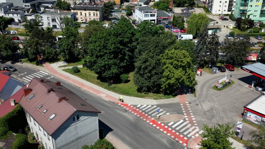 Zdjęcie z dronu przedstawiające fragment ulicy w Śremie.