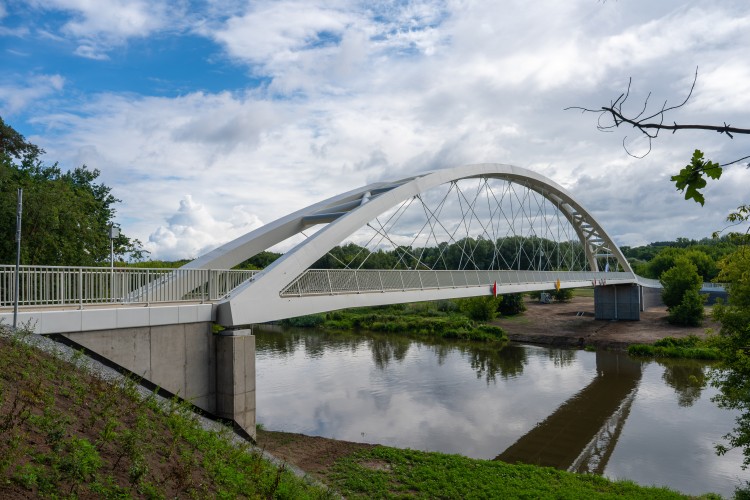 Zdjęcie przedstawia kładkę pieszo-rowerową nad rzeką Wartą w gminie Czerwonak.